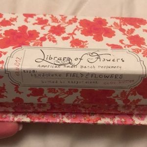 Makeup - Library of flowers lotion Makeup - Library of flowers lotion